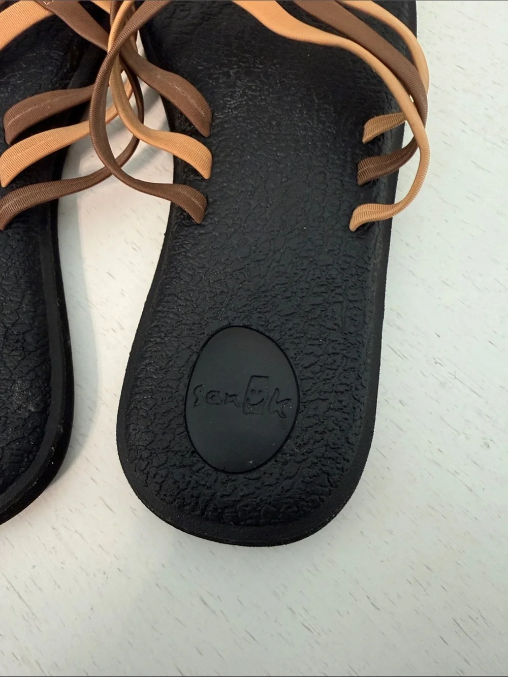 Sanuk Women’s Tan and Brown Yoga T-Strap Salty Sandals / Size 7 / Good Condition